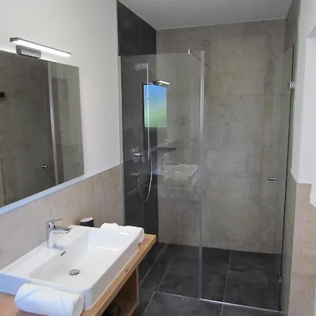 Anni, Apartamento Tux